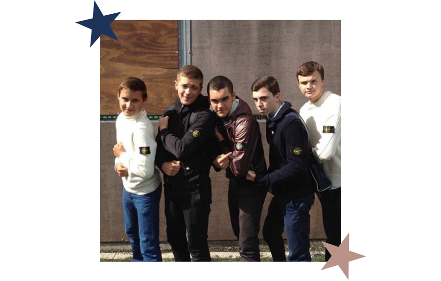 Болельщики в куртках Stone Island.png Болельщики в куртках Stone Island.png